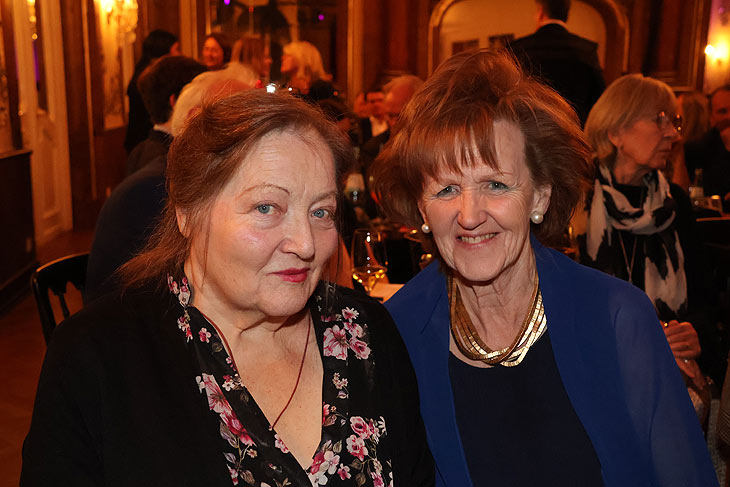 Schauspielerin Marianne Sägebrecht und Künstlerin Marille Rüb bei  Sarah Laux am 26.02.2024 im Silbersaal des Deutschen Theater (©Foto: Martin Schmitz)